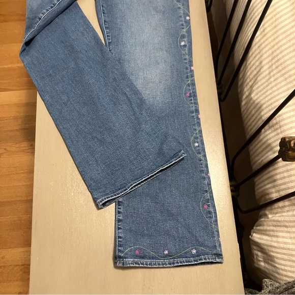 GAP Baby boot jeans w added hand embroidered flowers - Picture 6 of 10